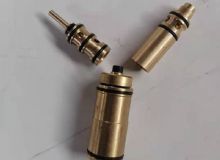 點(diǎn)擊查看詳細(xì)信息<br>標(biāo)題：氣動(dòng)錨桿鉆機(jī)上面氣馬達(dá)閥組 閱讀次數(shù)：1746